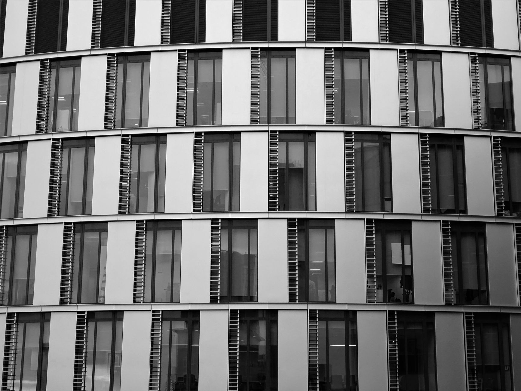 Daylight on a curved office facade at the start of the working day